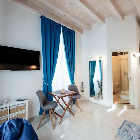 Nautica North - Old Town Pensión 3*